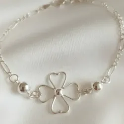 Pulsera de plata con diseño minimalista