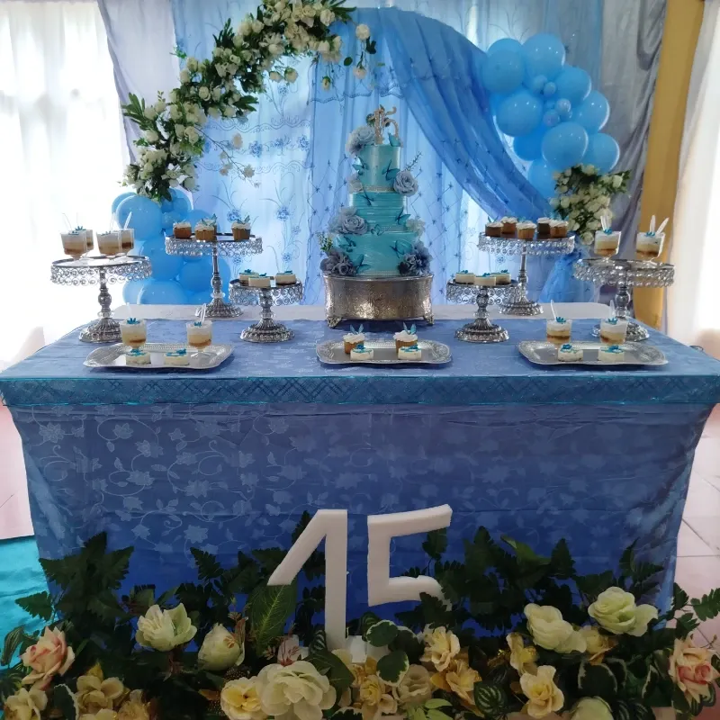 Azul cielo y plateado