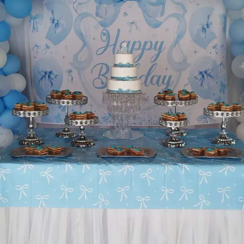 Azul claro y blanco con lazos