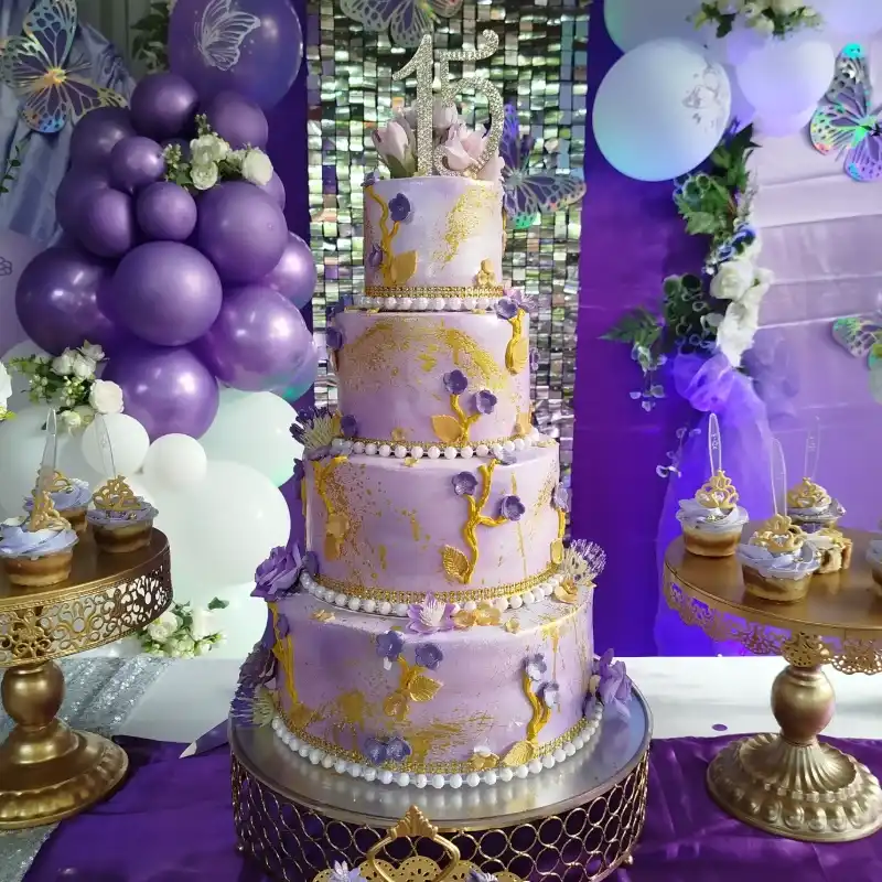 Morado con matices dorados