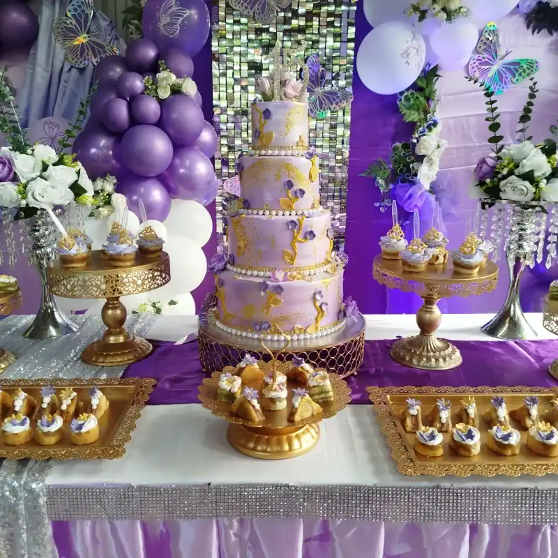 Morado con matices dorados