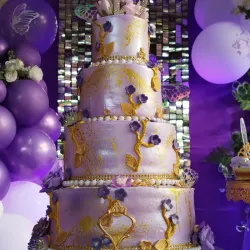 Morado con matices dorados