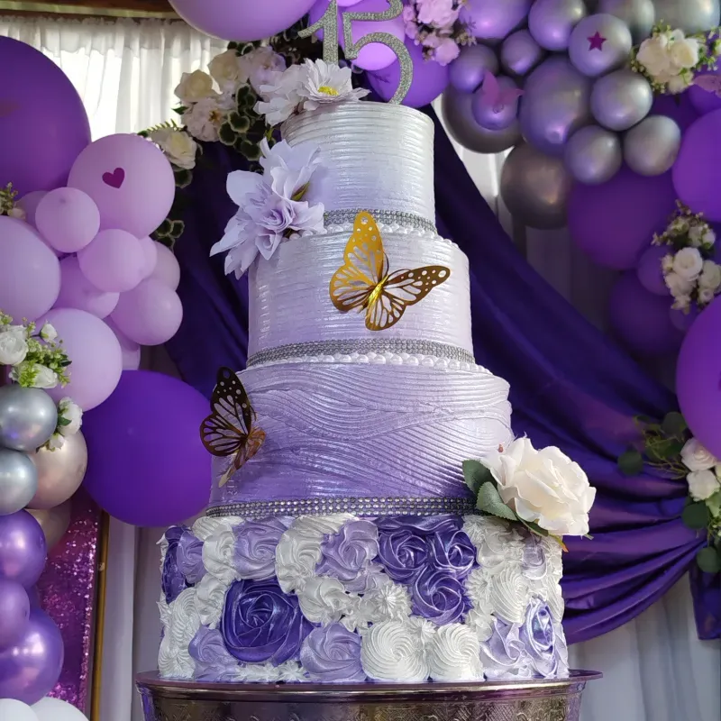 Morado con rosetas para quinceañera 