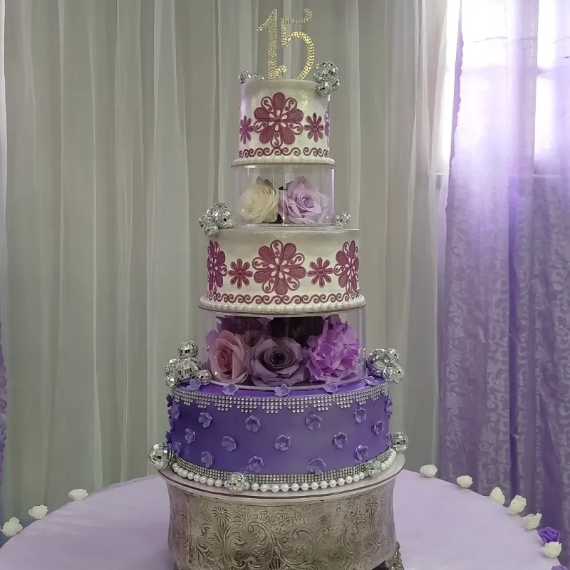 Morado y plateado