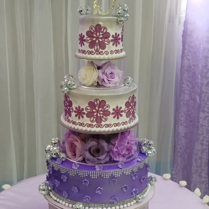 Morado y plateado