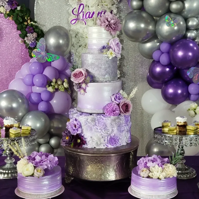 Morado y plateado