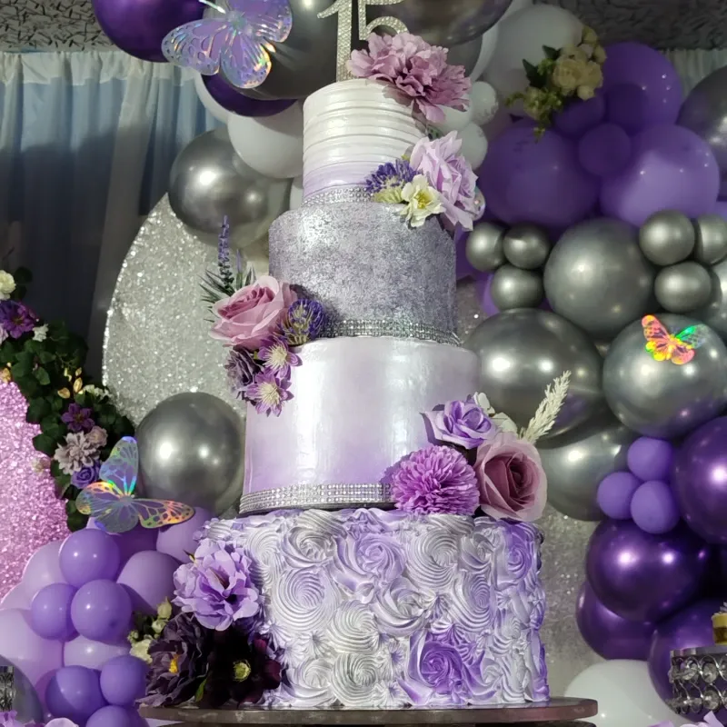 Morado y plateado