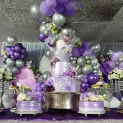 Morado y plateado