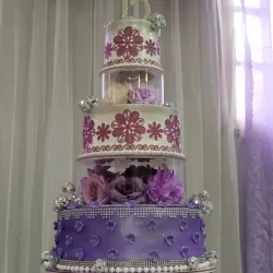 Morado y plateado