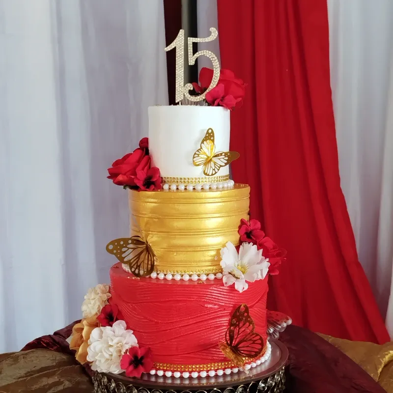 Quinceañera rojo, dorado y blanco