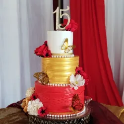Quinceañera rojo, dorado y blanco