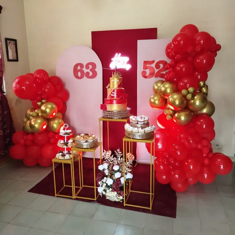 Rojo y dorado 3 pisos pegado