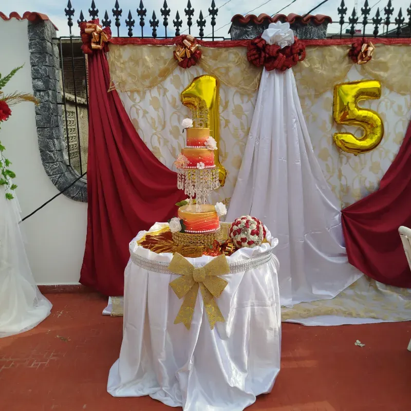 Rojo y dorado para quinceañera 