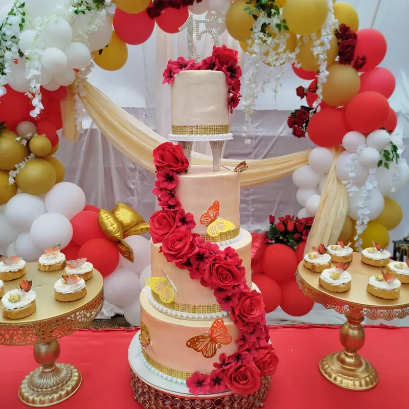 Rojo y dorado quinceañera