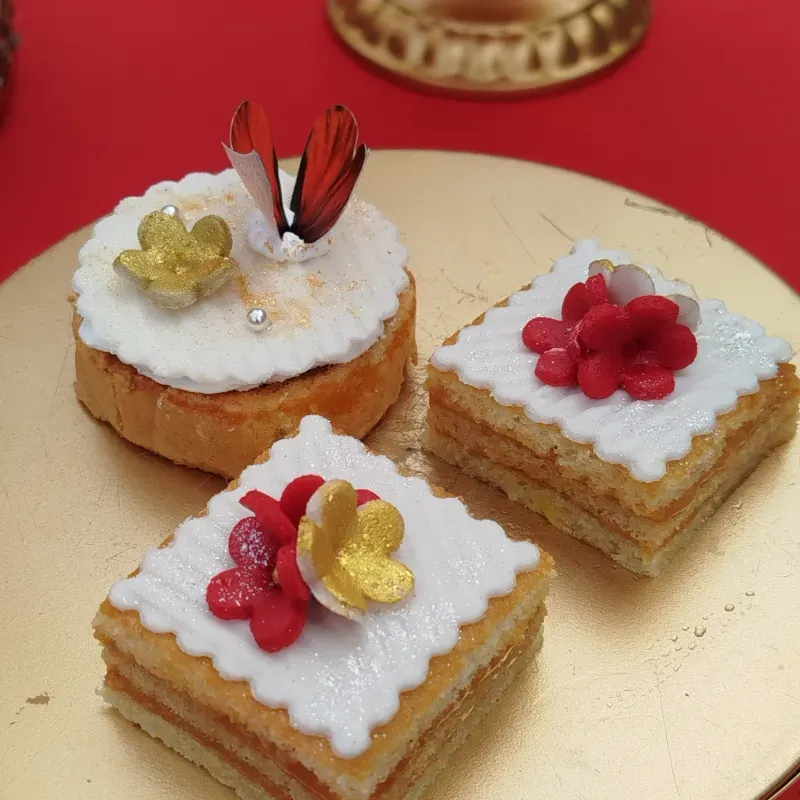 Rojo y dorado quinceañera