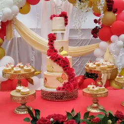 Rojo y dorado quinceañera