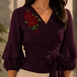 Blusa de rosa en el pecho