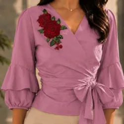 Blusa de rosa en el pecho