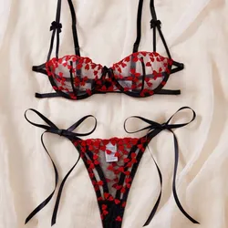 Lencería negra con corazones 