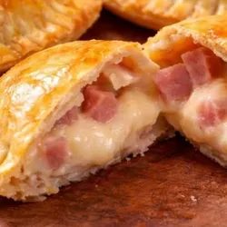 Empanada Jamón y Queso Blanco