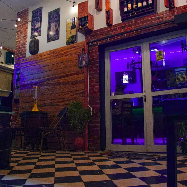 iBienvenidos a Navonta’s!
Disfruta de una deliciosa variedad de platos para todos los gustos: desde tapas y tablas de picadera para compartir, hasta jugosos churrascos, pizzas artesanales y entrepanes recién preparados. 

Nota: En el restaurante, se añade un 10% adicional a la cuenta por concepto de servicio.

Pide a domicilio o comparte con nosotros.
¡Te esperamos!