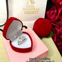 Pareja de anillos de compromiso