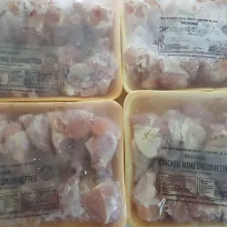 Charolas de muslos de alita de pollo