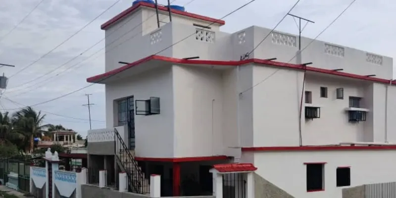 Biplanta con vista al mar 