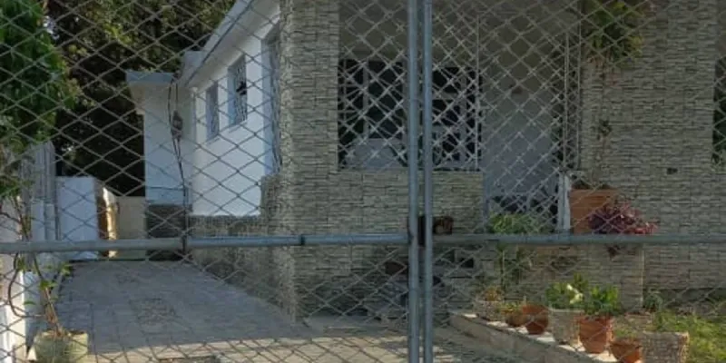 Venta de casa independiente en calle Santa ana