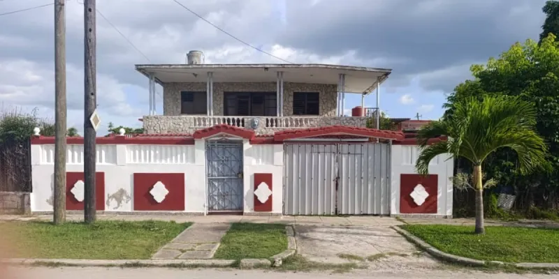 Venta de casa por la estación de Policía