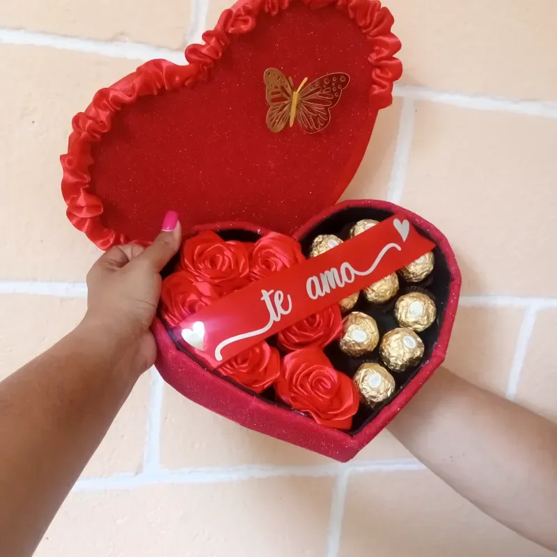 Caja de bombones con flores 