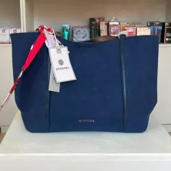 Cartera azul con pañuelo