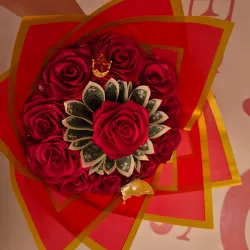 Ramo de rosa con billetes