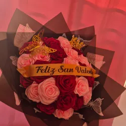 Ramo de rosas eternas combinadas