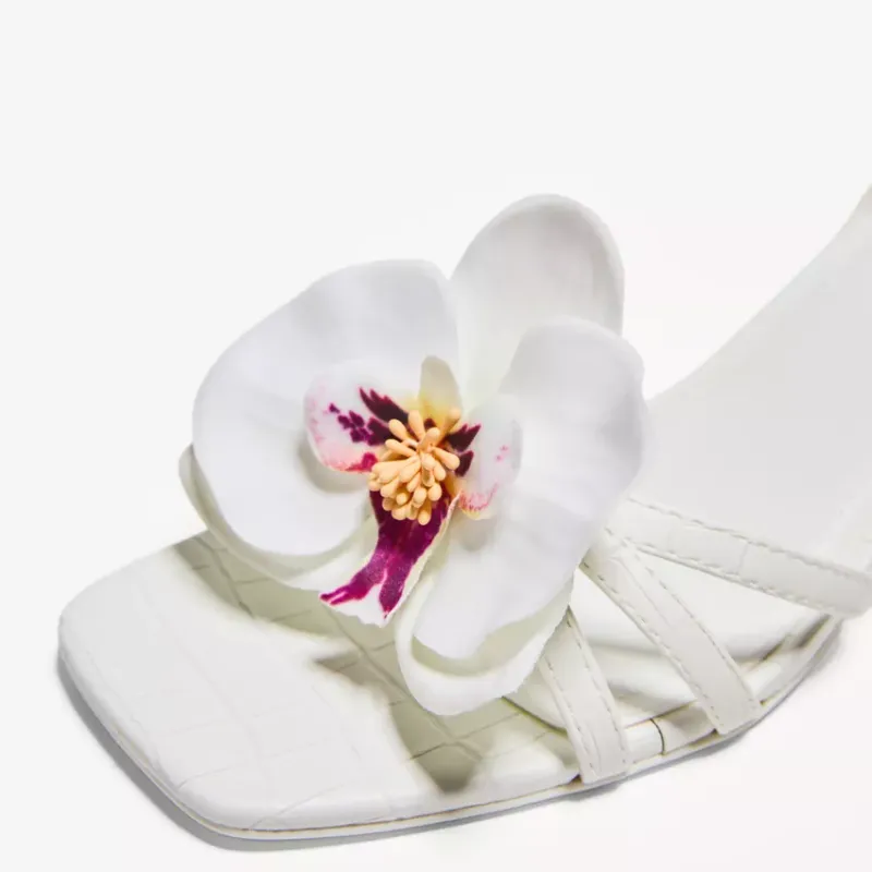 Sandalias tacón flor Bershka