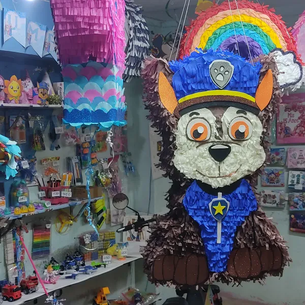 Piñatas personalizadas y una mplia variedad de artículos para decorar sus fiestas y cumpleaños, así como juguetes y mucho más...