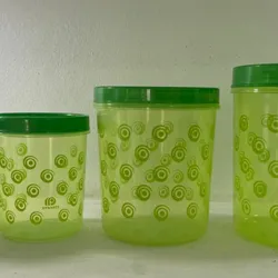 ✅ Envase de plástico de 4 piezas.