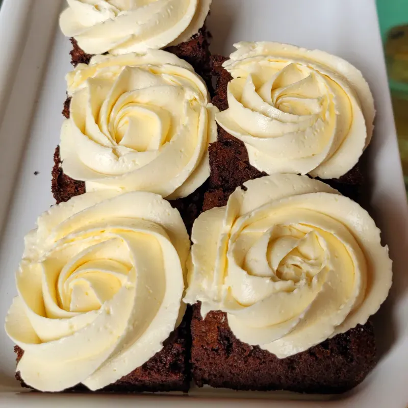 Brownie con crema de mantequilla 