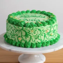 Cake cubierto con crema de mantequilla.