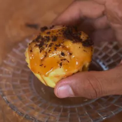 Cupcake de vainilla con dulce de leche