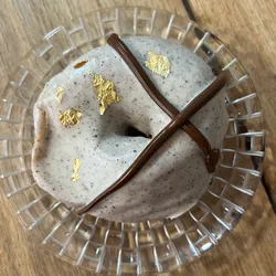 Donas cubiertas con glaseado de chocolate 