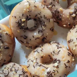 Donas cubiertas con glaseado de vainilla.