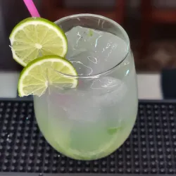 Mocktail con yerba buena.