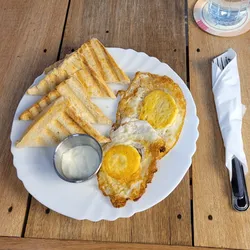 Tostadas, huevos y mayonesa