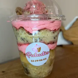 Trifle de con mermelada de fresa.