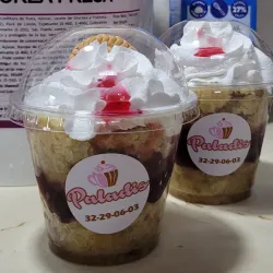 Trifle de con mermelada de fresa.