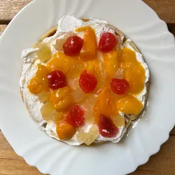 Waffle con frutas y nata