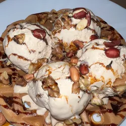 Waffle con helado, sirope y frutos secos