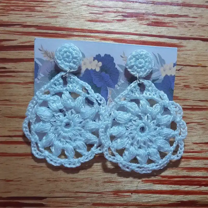 Aretes tejidos claros 