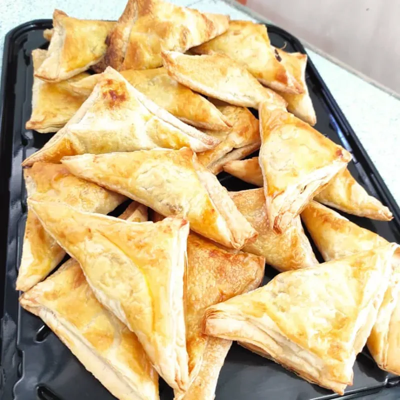 Pastel de hoja relleno de dulce de coco